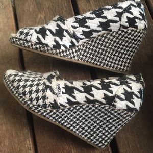 Toms Shoes - Houndstooth Tom's wedges Toms Shoes - Houndstooth Tom's wedges